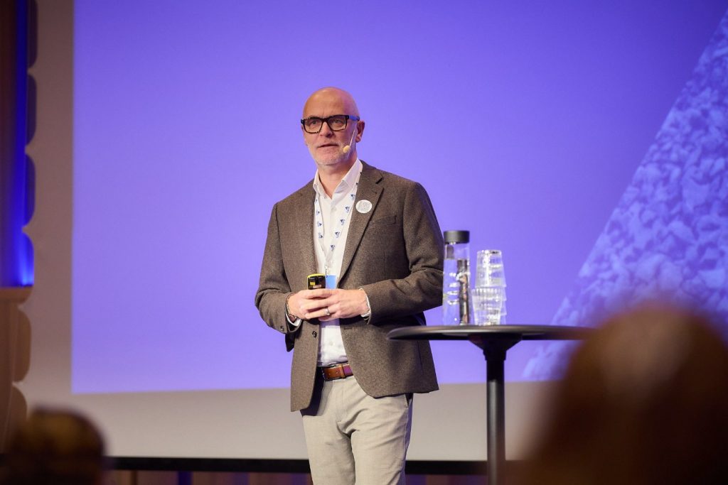 Cato Hansen, Key Account Manager i LCA.no, på scenen under Building Green